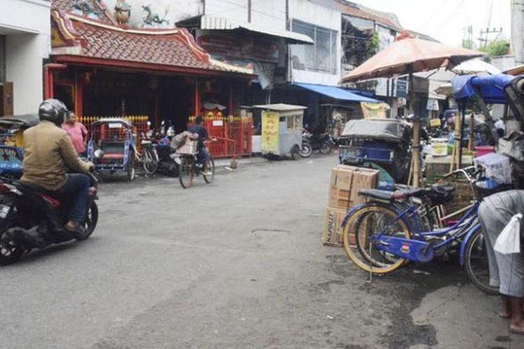 Kawasan Pecinan, Kota Semarang, Jawa Tengah, kini tengah bersiap merayakan Imlek. Begini suasana Jalan Wotgandul Timur, Rabu (18/1/2017), yang merupakan pusat keramaian di kawasan Pecinan. Di sini ada Pasar Gang Baru (kanan jalan) juga kelenteng tertua Siu Hok Bio yang dibangun 1753 (kiri), yang menjadi lokasi pasar Imlek Semawis, 24-26 Januari 2017.