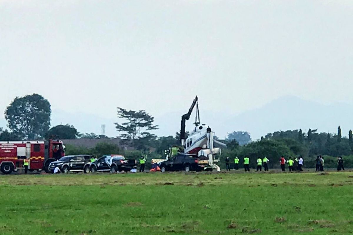 Proses evakuasi helikopter yang jatuh di Bandara Budiarto, Curug, Kabupaten Tangerang, Senin (13/9/2021).