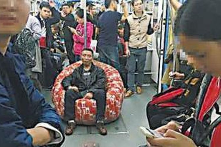 Pria di Chongqing tampak duduk dengan nyaman di sofa miliknya di kereta komuter Metro Jalur 3.