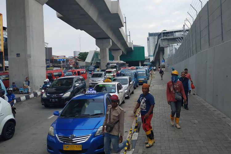 Kondisi jalan raya yang mengarah ke Pondok Labu dan Cinere di dekat Stasiun MRT Lebak Bulus, Jakarta Selatan, Selasa (23/4/2019). Jalan itu dipenuhi angkot yang mengetem di badan jalan.