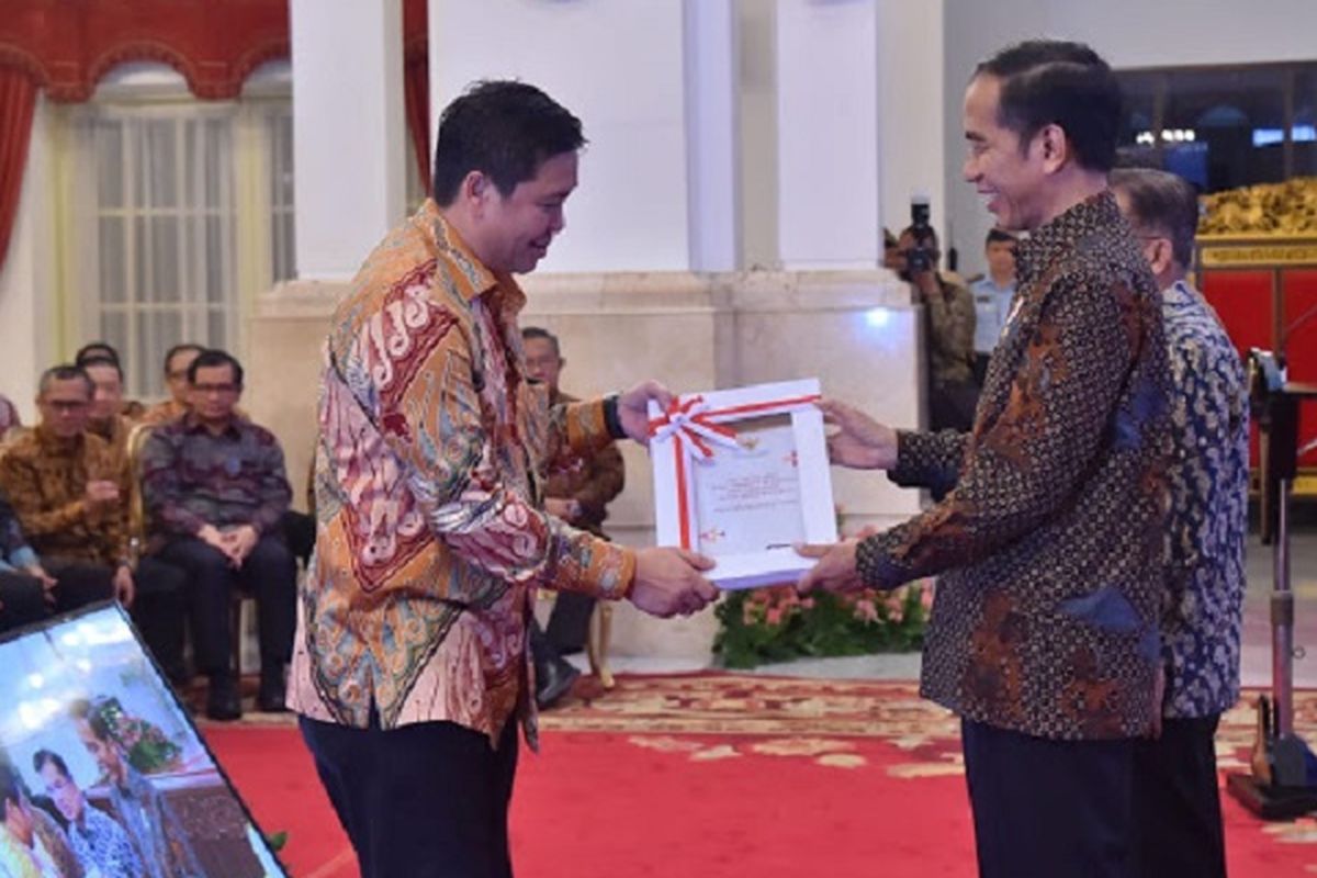 Wakil Gubernur Sulawesi Utara Steven O.E. Kandouw menerima Daftar Isian Pelaksanaan Anggaran (DIPA) dan Buku Daftar Alokasi Transfer Ke Daerah dan Dana Desa Tahun 2019 dari Presiden RI Joko Widodo di Istana Negara, Jakarta, Selasa (11/12/2018).