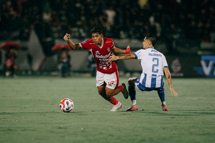 Momen perebutan bola dalam laga pekan ke-11 Super League 2025-2026 antara Bali United vs Persib Bandung di Stadion Kapten I Wayan Dipta, Gianyar, Bali, Sabtu (1/11/2025).