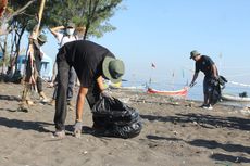 Risih Lihat Pantai Grinting Kumuh, Warga di Probolinggo Kompak Pungut Sampah 
