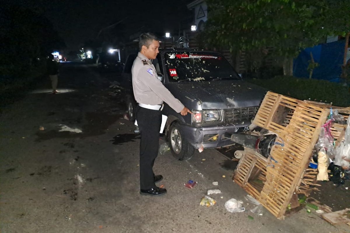 Polisi saat menunjukkan barang bukti 