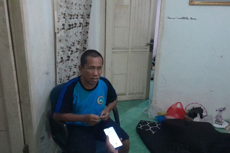 Chuherli (56), warga Kampung Kalipandan, RT 001, RW 001, Desa Sukaluyu, Kecamatan Telukjembe Timur, Karawang, Jawa Barat disiram keras rekan bisnisnya. Guru sejarah SMKN 2 Karawang itu pun tak bisa melihat.