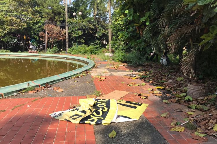 Suasana Taman Wisata Martha Tiahahu, Melawai, Kebayoran Baru, Jakarta Selatan pada Senin (9/11/2020) sore. Kondisi Taman Martha Tiahahu terlihat memprihatinkan dengan sampah bertebaran di beberapa titik serta rumput yang tak terurus.