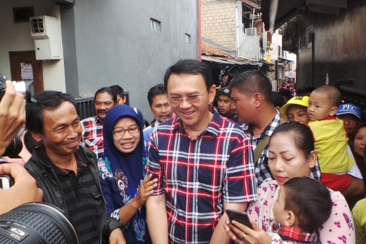 Calon gubernur DKI Jakarta Basuki Tjahaja Purnama atau Ahok blusukan di kawasan Ulujami, Pesanggrahan, Jakarta Selatan, Kamis (26/1/2017).