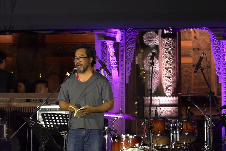 Hasan Aspahani saat membawakan sebuah puisi di konser amal Gitaris Untuk Negeri di Bentara Budaya Jakarta pada Rabu (7/12/2022).
