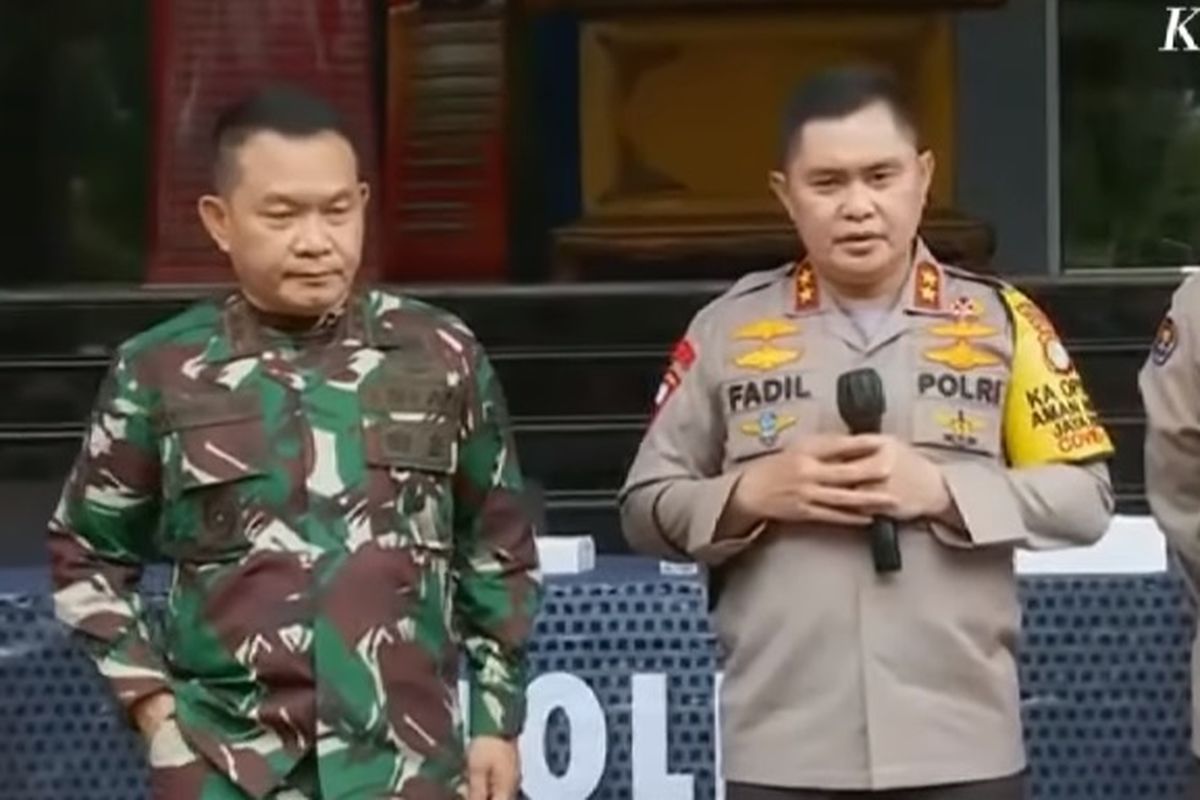 Kapolda Metro Jaya Irjen Pol Fadil Imran (kanan) dan Pangdam Jaya Mayjend TNI Dudung Abdurachman (kiri) saat konferensi pers terkait penyerangan simpatisan pemimpin FPI Rizieq Shihab terhadap polisi. Konferensi pers digelar di Markas Polda Metro Jaya, Senin (7/12/2020).