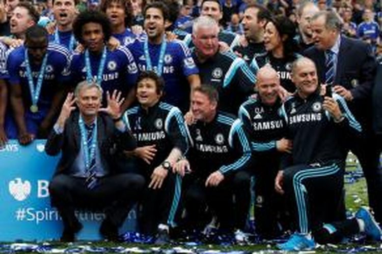 Manajer Chelsea, Jose Mourinho, bersama jajaran staf pelatih saat merayakan gelar juara Premier League 2014-15 di Stamford Bridge, Minggu (24/5/2015). 