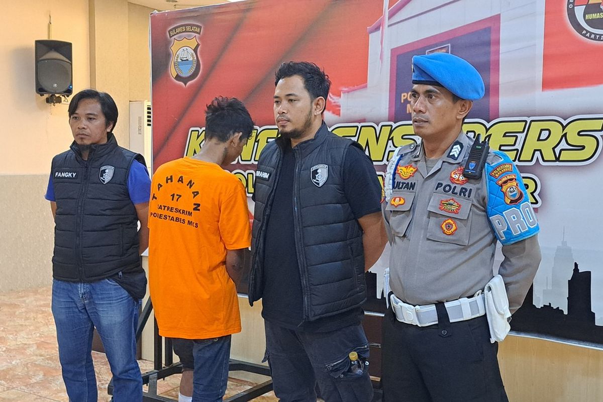 Pelaku Curanmor di Kota Makassar berinisial SS (21) dikawal anggota Jantaras dan Propam Polrestabes Makassar saat dihadirkan dalam konferensi pers di Aula Mapolrestabes, Selasa (9/1/2023)