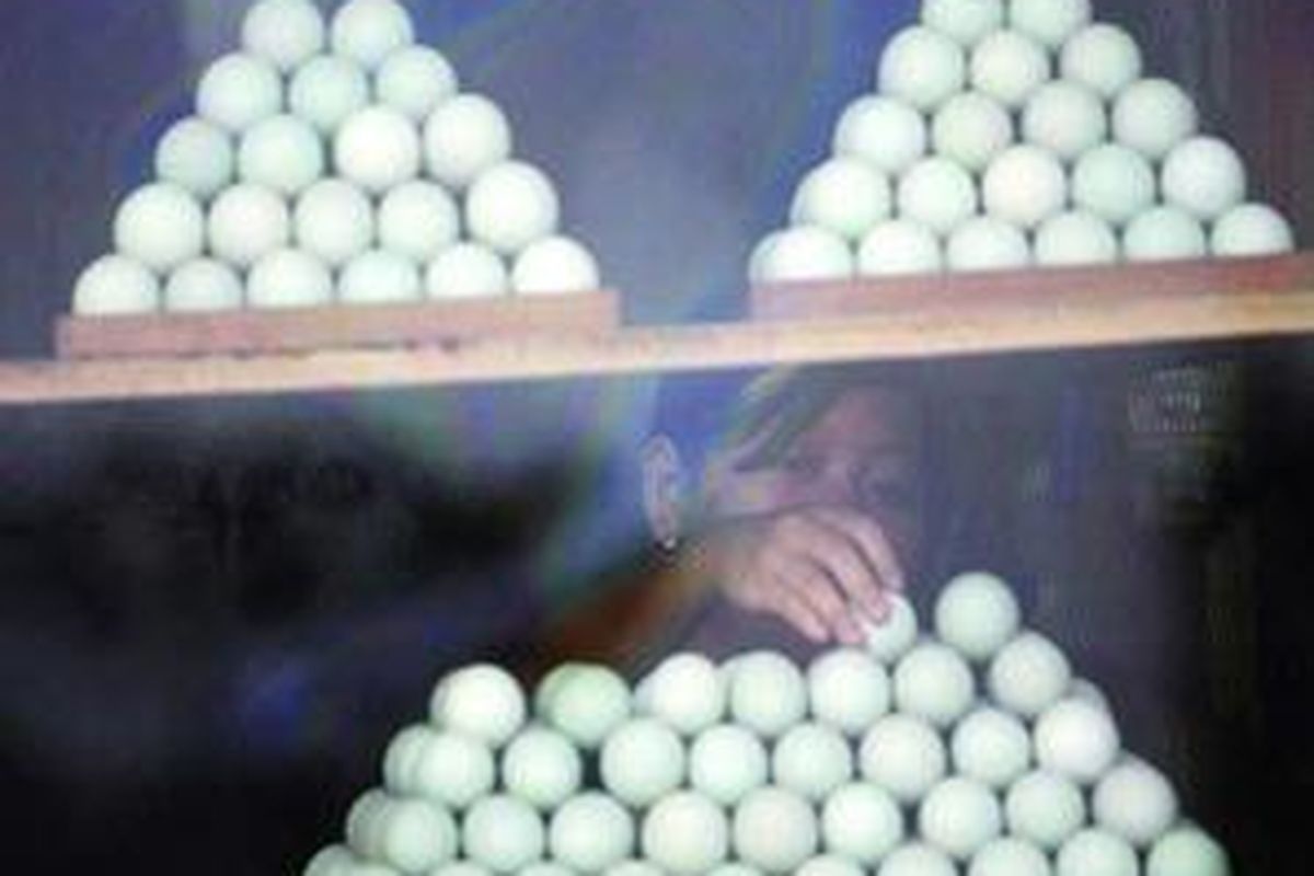 Telur-telur asin yang telah matang dijajakan dengan ditata rapi di dalam lemari kaca, seperti di Jalan Pangeran Diponegoro, Brebes.