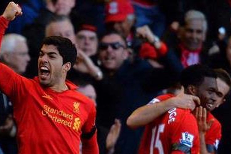 Striker Liverpool dari Uruguay, Luis Suarez (kiri), merayakan gol yang menyamakan kedudukan 2-2 dengan Chelsea dalam laga Premier League di Stadion Anfield, Minggu (21/4/2013). 