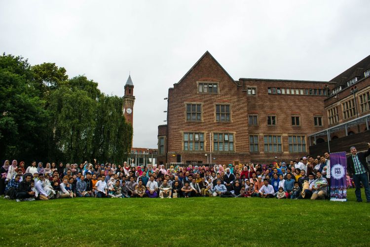 Warga negara Indonesia melakukan foto bersama saat rangkaian perayaan Idul Fitri 1438 Hijriah di kampus University of Birmingham, Inggris, Minggu (25/6/2017).