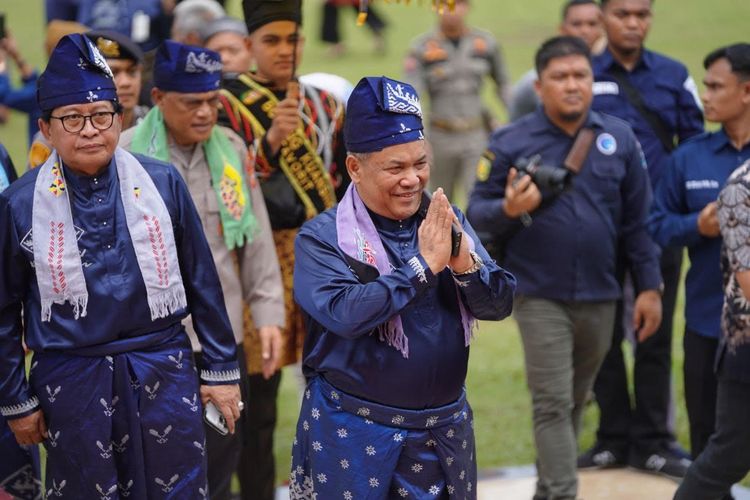 Sekdaprov Riau SF Hariyanto menghadiri pembukaan Festival Pacu Jalur Nasional 2024 di Lapangan Limuno Kota Taluk Kuantan, Kabupaten Kuansing, Rabu (21/8/2024).