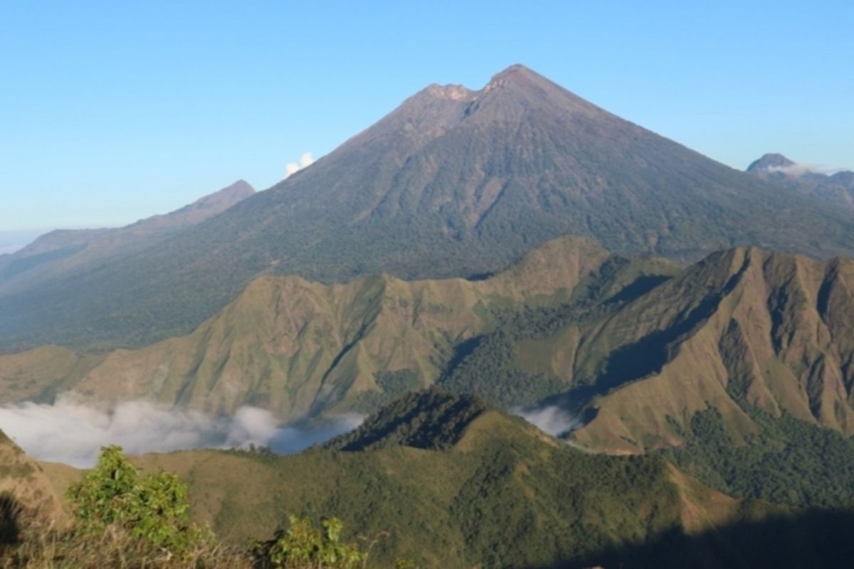 Dari Bukit Sempana pendakk bisa melihat keindahan Gunung Rinjani, Semoana merupakan salah satu seven summit di kawasan Rinjani.