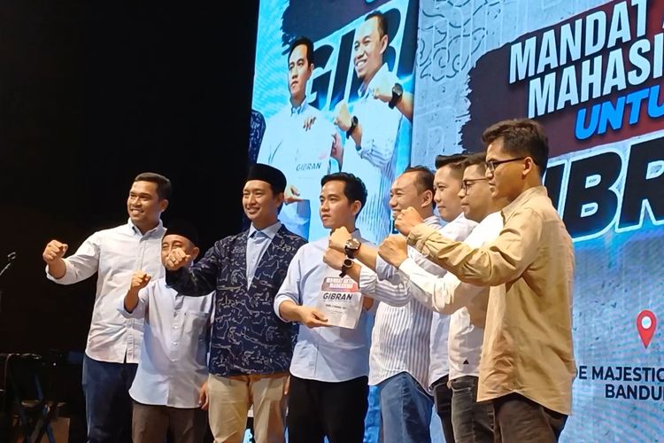 Calon wakil presiden (cawapres) nomor urut 2 Gibran Rakabuming Raka menerima mandat kebangsaan dari para ketua umum yang tergabung di Cipayung Plus, di Bandung, Jawa Barat, Kamis (8/2/2024).