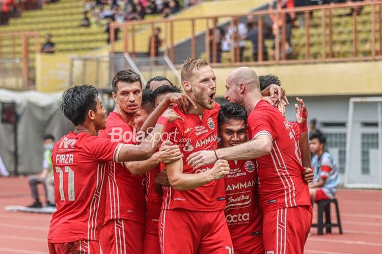 Selebrasi pemain Persija Jakarta usai mencetak gol ke gawang RANS Nusantara FC dalam laga uji coba di Stadion Wibawa Mukti, Cikarang, Sabtu (16/7/2022). Setelah ini, Persija bakal melawan Bali United pada pekan pertama Liga 1 2022-2023, Sabtu (23/7/2022) malam WIB. Terdekat, Persija akan menghadapi Persis Solo pada pekan kedua Liga 1. Laga Persija vs Persis Solo akan dihelat di Stadion Patriot pada Minggu (31/7/2022).