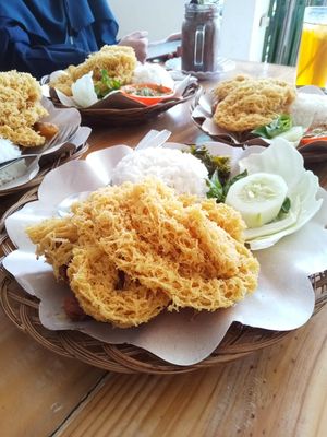 Menu yang paling digemari di tempat ini adalah ayam kremes. Berbeda dari ayam goreng kremes lainnya, menu satu ini dimasak dengan metode khsusus.
