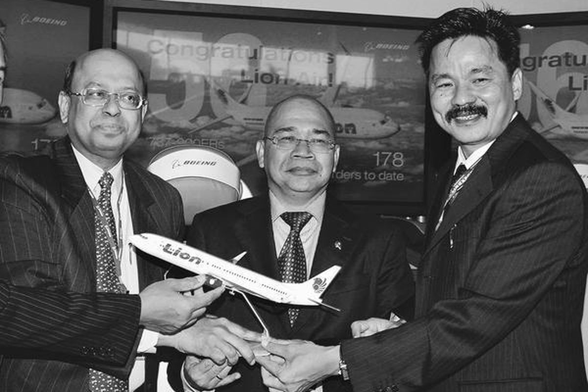 Presiden Direktur Lion Air Rusdi Kirana (kanan) bersama Wakil Direktur Pemasaran Boeing Dinesh Keskar (kiri), serta Menteri Perhubungan Jusman Safeii Djamal berpose dengan replika pesawat Boeing seri 737-900ER seusai menandatangani pembelian 56 pesawat baru di gerai Boeing di arena Pameran Kedirgantaraan Singapura, Selasa (19/2).  