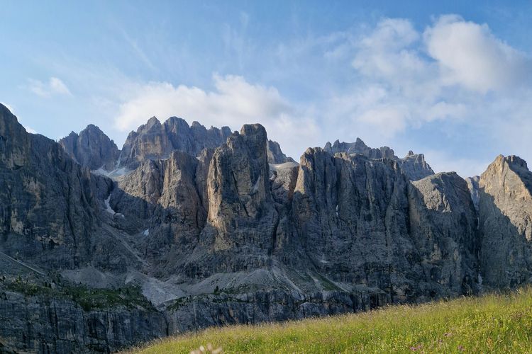 Ilustrasi Gugusan Gunung Dolomites Pegunungan Alpen Italia.