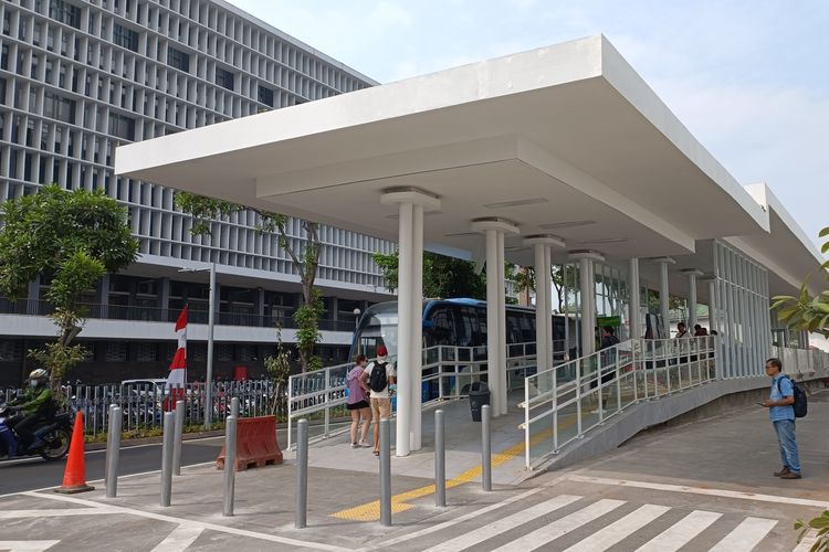 Warga beraktivitas di halte TransJakarta Kota di kawasan Kota Tua, Jakarta Barat, Jumat (26/08/2022). Setelah revitalisasi kawasan Kota Tua, halte TransJakarta Kota dipindahkan ke depan Stasiun Jakarta Kota untuk menciptakan transportasi publik yang lebih terintegrasi.