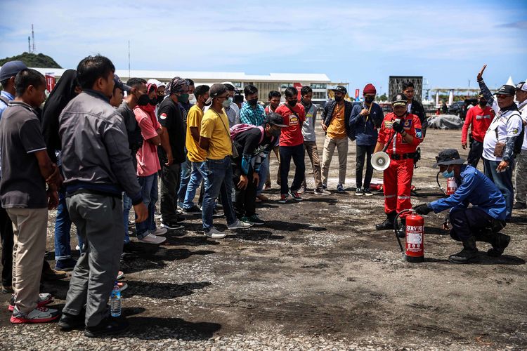 Petugas marshal Pertamina Grand Prix of Indonesia menjalani pelatihan memadamkan api di Sirkuit Internasional Jalan Raya Pertamina Mandalika di Kuta, Pujut, Lombok Tengah, Nusa Tenggara Barat, Rabu (16/3/2022). Pelatihan diberikan oleh petugas Damkar Kabupaten Lombok Tengah, MGPA, dan juga instruktur dari IMI (Ikatan Motor Indonesia). Sebanyak 42 orang marshal yang bertugas khusus untuk memadamkan api tersebar di lintasan bersama dengan 10 yang standby di area paddock.