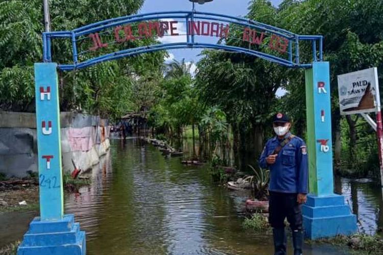 Banjir terjadi di sejumlah kecamatan di Kabupaten Tangerang, Senin (13/12/2021).