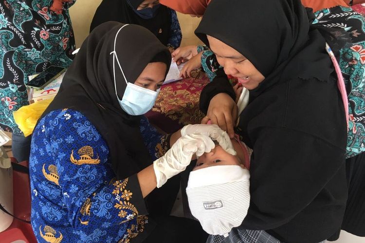 Warga Ngaliyan Semarang, Jawa Tengah melaksanakan vaksin polio 