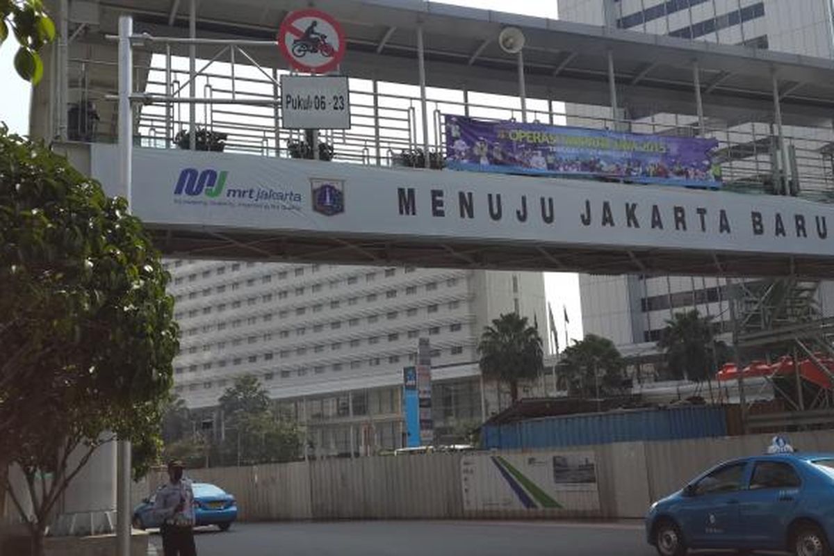 Larangan sepeda motor di Jalan MH Thamrin, Bundaran Hotel Indonesia, Jakarta Pusat.