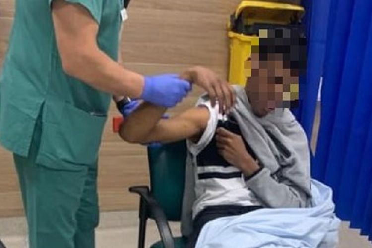 Remaja pria Aborigin mendapat perawatan kesehatan setelah ditangkap oleh polisi di kawasan Surry Hills.
