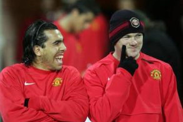 Wayne Rooney (kanan) bersama Carlos Tevez (kiri) saat masih membela Manchester United.