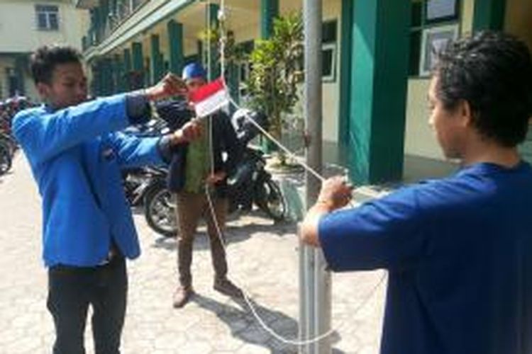 Para aktivis di Kabupaten Malang, Jawa Timur, mengibarkan bendera terkecil dunia dalam upacara Hari Sumpah Pemuda 28 Oktober 2015, pada Rabu (38/10/2015).