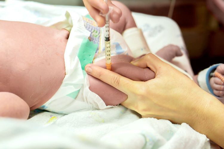 Ilustrasi pemberian imunisasi dasar pada bayi.