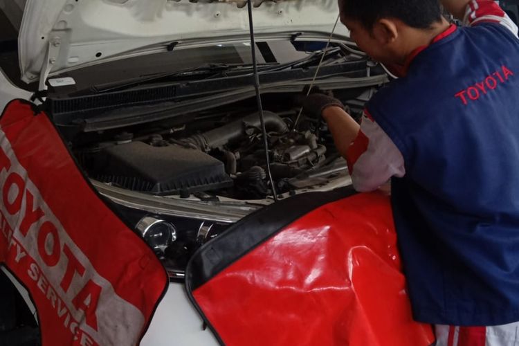 Mekanik bengkel Toyota Nasmoco Majapahit Semarang melakukan cek kondisi oli mesin Innova Reborn 