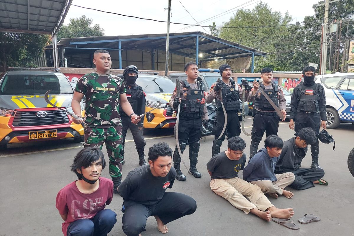 Tim Patroli Perintis Presisi Polres Metro Depok menangkap lima pemuda yang hendak tawuran di Jalan Bhakti Abri, Cimanggis, Depok pada Jumat (10/2/2023)