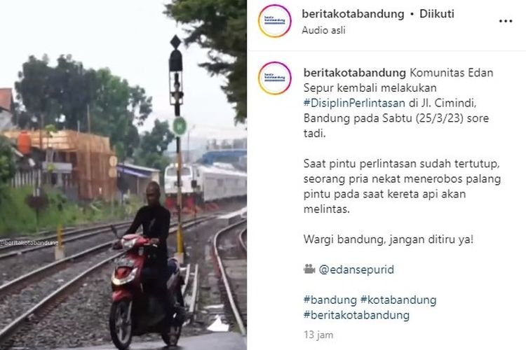 Tangkapan layar unggahan video yang memperlihatkan pengendara motor melawan arah dan menerobos palang perlintasan saat kereta akan melintas.