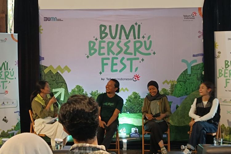 Siska Nirmala dan Pepep menceritakan perjuangan menjaga bumi dengan acaranya masing-masing. Siska melalui nol sampah dan Pepep lewat jaga jawasan. 