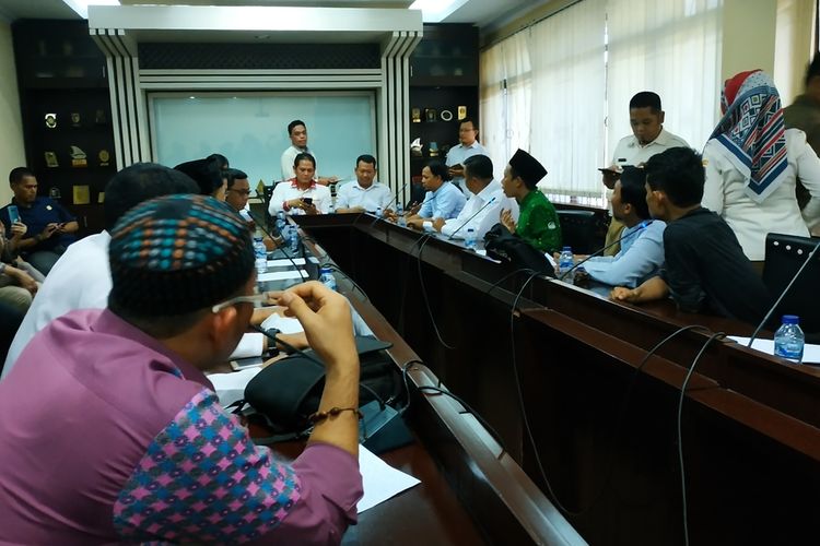 Anggota DPRD Kota Bekasi menerima audiensi perwakilan tenaga kerja kontrak (TKK) Kota Bekasi, membicarakan kabar pemangkasan gaji guru-guru kontrak pada 2020, Jumat (29/11/2019).