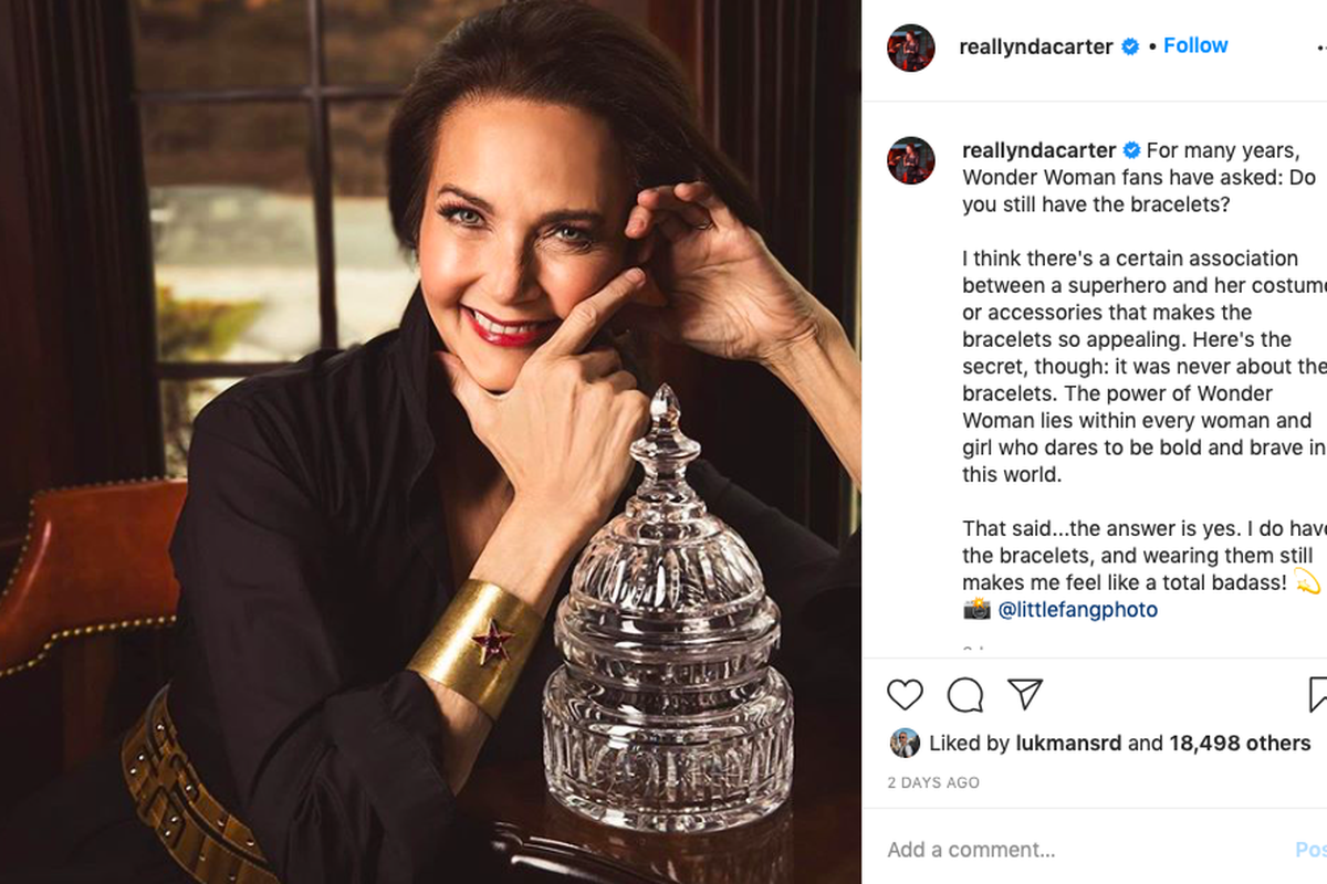 Artis peran Lynda Carter saat memamerkan gelang Wonder Woman yang ia simpan sejak 1975.