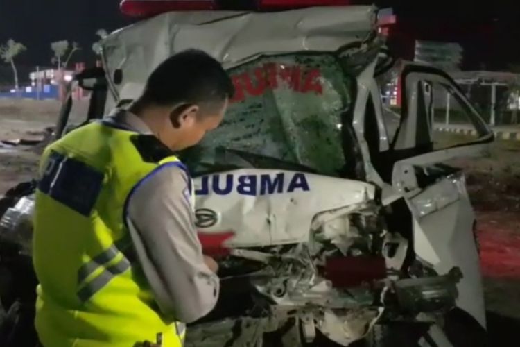 Anggota Satlantas Polres Tegal memeriksa kondisi ambulans yang ringsek dan menewaskan lima penumpangnya di Exit Tol Adiwerna Kabupaten Tegal, Kamis (19/9/2019)