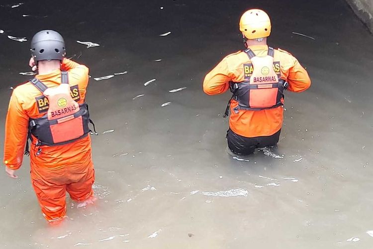 Tim SAR gabungan melakukan penyisiran beberapa sungai untuk mencari bocah asal Desa Lolawang, Kecamatan Ngoro, Kabupaten Mojokerto, yang hilang sejak Sabtu (4/12/2021).