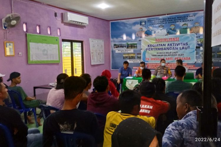 Musyawarah warga di Desa Belo Laut, Muntok, Bangka Barat terkait rencana tambang laut milik sendiri, Minggu (26/6/2022).