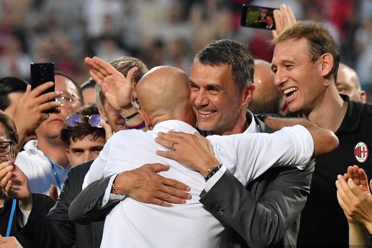 Stefano Pioli memeluk Paolo Maldini dalam pesta AC Milan usai menjuarai Liga Italia 2021-2022 di Mapei Stadium, Sassuolo, 22 Mei 2022. Paolo Maldini beserta Ricky Massara dipecat Milan pada akhir musim 2022-2023. (Photo by Tiziana FABI / AFP)
