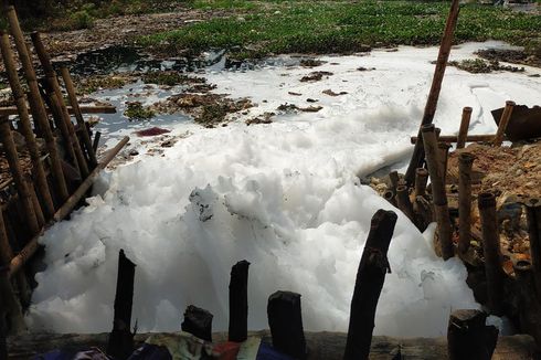 Dulu Penuh Sampah, Sekarang Kali Pisang Batu Bekasi Berbusa