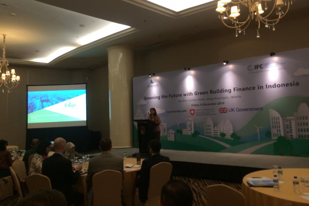 Executive Vice President Bank OCBC NISP Veronika Susanti memberikan sambutan pada workshop Greening the Future with Grewn Building Finance in Indonesia di Hotel Ritz Carlton Mega Kuningan, Jumat, (6/12/2019).