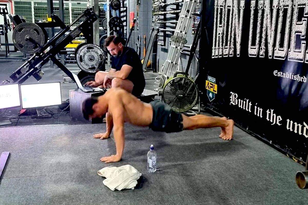 Lucas Helmke berhasil memecahkan rekor dunia untuk push-up.