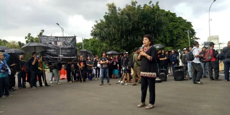 Istri aktivis HAM Munir, Suciwati, memberikan orasi dalam peringatan Sepuluh Tahun Aksi Kamisan di depan Istana Merdeka, Kamis (19/1/2017).