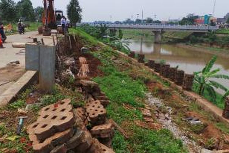 Sheetpile (kanan foto) atau tembok penahan tanah untuk Jalan Inspeksi di Kanal Banjir Timur (BKT) mengalami pergeseran sejauh 25cm. Sedangkan tembok penahan dijalan inspeksi mengalami keruskan akibat longsor kecil. Selasa (11/2/2014).