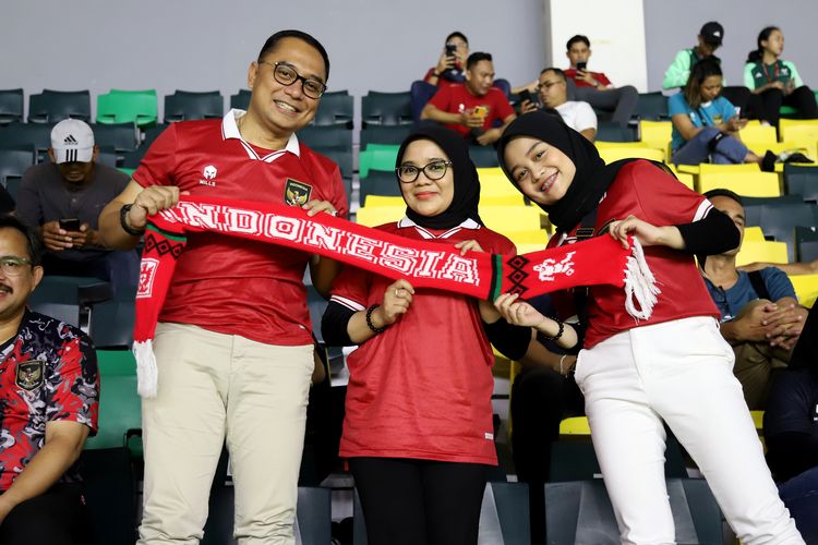 Wali Kota Surabaya Eri Cahyadi bersama keluarga saat berbaur dengan suporter lain di bangku tribun saat menonton Tim Nasional (Timnas) Indonesia melawan Timnas Ekuador, pada malam pembukaan Piala Dunia U-17 di Stadion Gelora Bung Tomo (GBT), Kota Surabaya, Jawa Timur, Jumat (10/11/2023). 